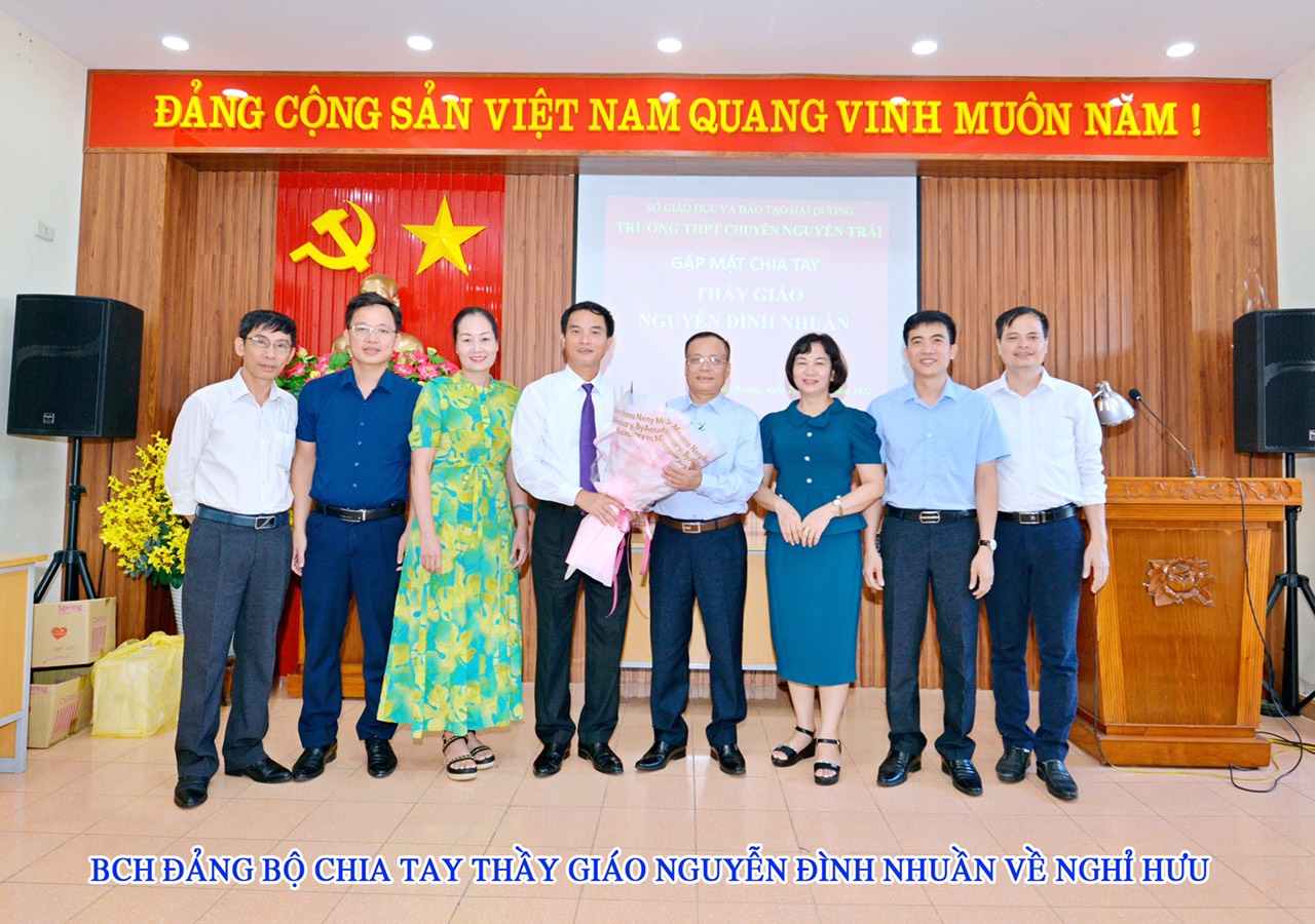 Chia tay thầy giáo Nguyễn Đình Nhuần - tổ trưởng tổ Hoá về nghỉ hưu.